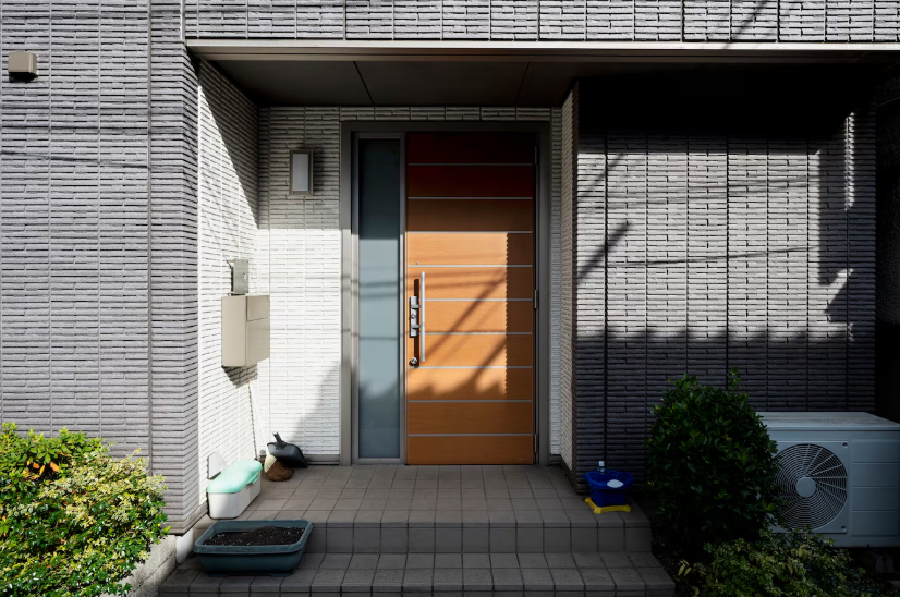 Минималистский вход в дом